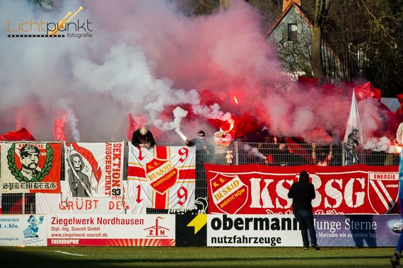 Die Pyroshow der Energie Cottbus Fans. Bild: Lichpunkt Fotografie