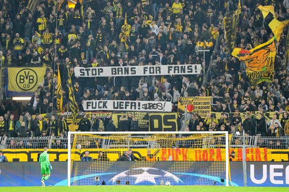 Die Dortmunder Ultràgruppe Jubos äußerte sich bereits beim letzten Champions League Heimspiel kritisch über das Gästefanverbot, dass die Legia Fans betraf. Bild: legionisci.com