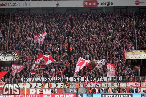 No alla reclusione per mancata firma (Nein zur Haftstrafe wegen fehlender Unterschrift) Spruchband der Coloniacs zum Thema. Bild: Coloniacs.com