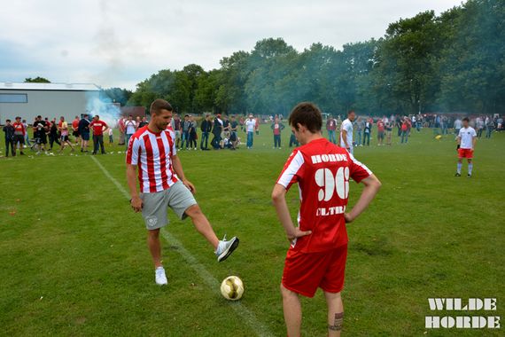 Podolski im Trikot der Wilden Horde beim Südkurvencup Bild: wh96.de