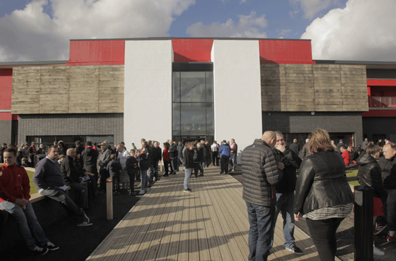 Hier hin werden an Weihnachten Obdachlose aus Manchester eingeladen.<br /> Bild: FC United of Manchester/Richard Searle“><figcaption>Hier hin werden an Weihnachten Obdachlose aus Manchester eingeladen.<br /> Bild: FC United of Manchester/Richard Searle</figcaption></figure>
            </div>

                    </article>

                <section class=