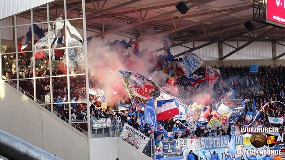 Pyroshow und Chaos-Intro leiteten die 2. Halbzeit ein.<br />Bild: Würzburger Expertenrunde”><figcaption>Pyroshow und Chaos-Intro leiteten die 2. Halbzeit ein.<br />Bild: Würzburger Expertenrunde</figcaption></figure>
<figure><img decoding=