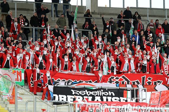 Die RWO-Fans in Weihnachtsmann-Kostümen. Bild: RWO-Fanblock.de