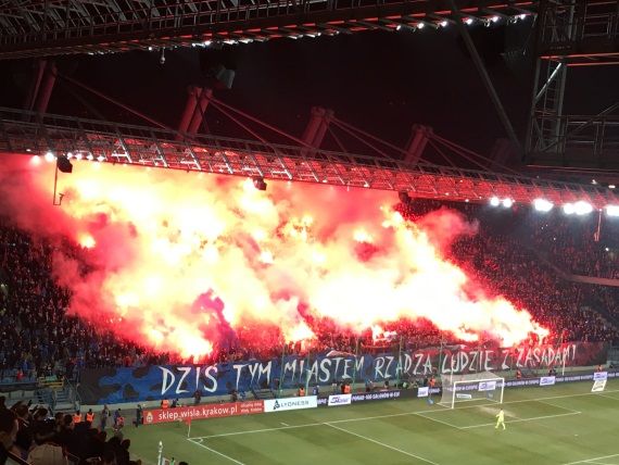 Pyroshow der Wisla Sharks nach der Blockfahne zum 20. Geburtstag.<br />Bild: Dirk“><figcaption>Pyroshow der Wisla Sharks nach der Blockfahne zum 20. Geburtstag.<br />Bild: Dirk</figcaption></figure>
<figure><img decoding=