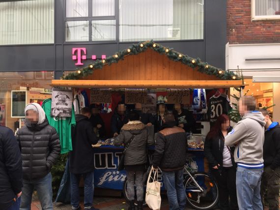 Der Stand auf dem Weihnachtsmarkt der Ultras Gelsenkirchen sowie des Fanprojekts. Bild: ultras-ge.de