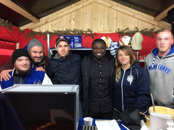 Verteter der UGE und des Fanprojekts sowie der ehemalige Schalker Spieler Gerald Asamoah. Bild: ultras-ge.de