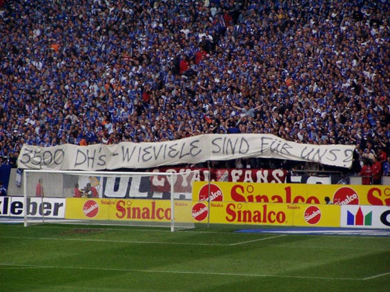 Das Spruchband der Schalker Fans Bild: Phil