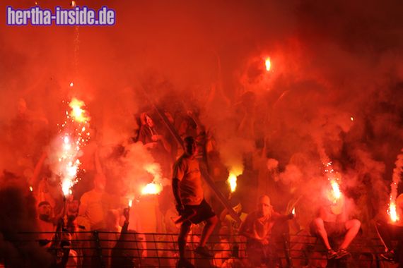 Brøndby IF Fans zündeten auch im Sommer in Berlin illegale Fackeln, die nun ersetzt werden sollen.<br />Bild: Hertha-Inside.com“><figcaption>Brøndby IF Fans zündeten auch im Sommer in Berlin illegale Fackeln, die nun ersetzt werden sollen.<br />Bild: Hertha-Inside.com</figcaption></figure>
            </div>

                    </article>

                <section class=