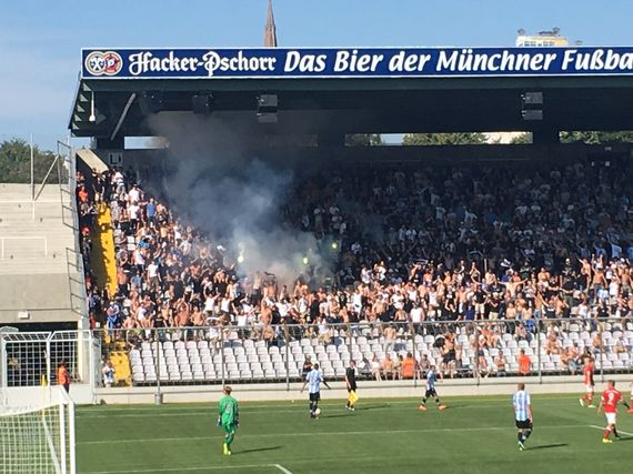 TSV 1860 München II - Bayern München II (28.08.2016) 0:0<br />Bild: Faszination Fankurve”><figcaption>TSV 1860 München II – Bayern München II (28.08.2016) 0:0<br />Bild: Faszination Fankurve</figcaption></figure>
<figure><img decoding=