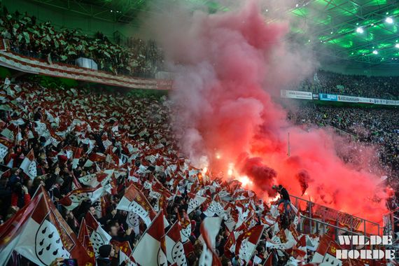 Choreo und Pyroaktion der Kölner Fans<br />Bild: WH96.de”><figcaption>Choreo und Pyroaktion der Kölner Fans<br />Bild: WH96.de</figcaption></figure>
<figure><img decoding=