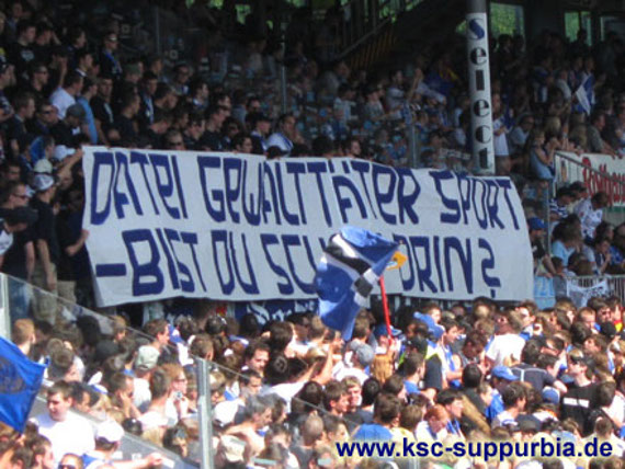 Spruchband auf der Gegengerade Karlsruhe im Jahr 2009 gegen die Datei Gewalttäter Sport. Bild: www.ksc-suppurbia.de