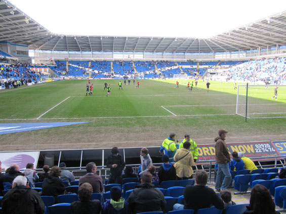 Die Fans von Burton Albion werden in zwei verschiedenen Zonen im Gästeblock das Spiel im Cardiff City Stadium verfolgen. <br />Bild: Sören (npuwob)“><figcaption>Die Fans von Burton Albion werden in zwei verschiedenen Zonen im Gästeblock das Spiel im Cardiff City Stadium verfolgen. <br />Bild: Sören (npuwob)</figcaption></figure>
            </div>

                    </article>

                <section class=