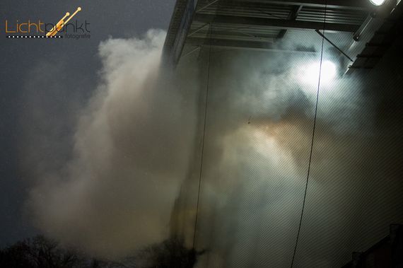 Pyroaktion der Lok Fans in Cottbus.<br />Bild: Lichtpunkt Fotografie”><figcaption>Pyroaktion der Lok Fans in Cottbus.<br />Bild: Lichtpunkt Fotografie</figcaption></figure>
                </div>
                
                <!-- YouTube (Meta-Feld) -->
                
            </div>
        </article>

                <script>
        (function() {
            var root = document.querySelector('.ff-single-news-gallery');
            if (!root) return;
            var slides = root.querySelectorAll('.ff-single-news-gallery-slide');
            var dots = root.querySelectorAll('.ff-single-news-gallery-dot');
            var prev = root.querySelector('.ff-single-news-gallery-prev');
            var next = root.querySelector('.ff-single-news-gallery-next');
            var n = slides.length;
            if (n < 2) return;
            var i = 0;
            function closeAllImgInfo() {
                root.querySelectorAll('.ff-fv-img-info-host.is-info-open').forEach(function(host) {
                    host.classList.remove('is-info-open');
                    var b = host.querySelector('.ff-fv-img-info-btn');
                    var p = host.querySelector('.ff-fv-img-info-panel');
                    if (b) b.setAttribute('aria-expanded', 'false');
                    if (p) p.setAttribute('aria-hidden', 'true');
                });
            }
            function show(idx) {
                closeAllImgInfo();
                i = ((idx % n) + n) % n;
                for (var s = 0; s < n; s++) {
                    if (s === i) slides[s].removeAttribute('hidden'); else slides[s].setAttribute('hidden', '');
                }
                for (var s = 0; s < dots.length; s++) {
                    dots[s].classList.toggle('is-active', s === i);
                    dots[s].setAttribute('aria-selected', s === i ? 'true' : 'false');
                }
            }
            if (prev) prev.addEventListener('click', function() { show(i - 1); });
            if (next) next.addEventListener('click', function() { show(i + 1); });
            for (var d = 0; d < dots.length; d++) {
                (function(di) { dots[di].addEventListener('click', function() { show(di); }); })(d);
            }
        })();
        </script>
        
        <!-- Kommentare -->
                <section class=