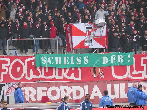 Dieses Plakat wurde vom DFB-Sportgericht ebenfalls sanktioniert.<br />Bild: timo0711.blogspot.de”><figcaption>Dieses Plakat wurde vom DFB-Sportgericht ebenfalls sanktioniert.<br />Bild: timo0711.blogspot.de</figcaption></figure>
<figure><img decoding=