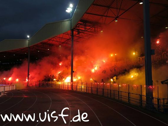 Die Pyroaktion der AEL Limassol Fans.<br />Bild: Unterwegs in Sachen Fussball – www.uisf.de“><figcaption>Die Pyroaktion der AEL Limassol Fans.<br />Bild: Unterwegs in Sachen Fussball – www.uisf.de</figcaption></figure>
            </div>

                    </article>

                <section class=
