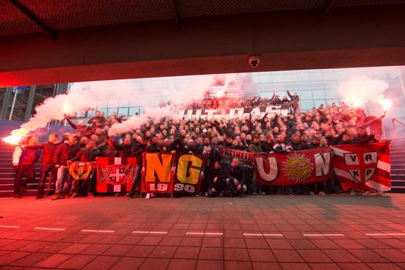 Gruppenfoto mit Freunden vor der Arena auf Schalke. Bild: Ultras-GE.de