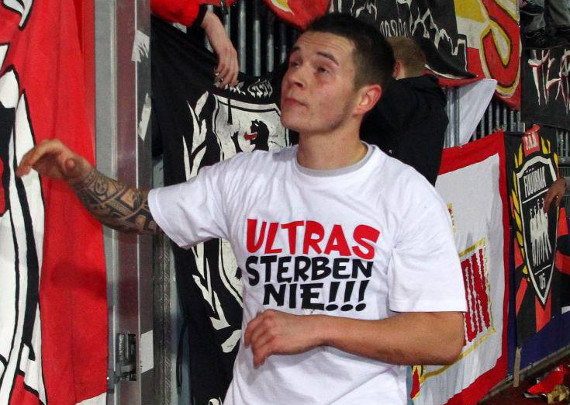 Christopher Quiring mit einem Ultras sterben nie T-Shirt.<br />Bild: union-foto.de”><figcaption>Christopher Quiring mit einem Ultras sterben nie T-Shirt.<br />Bild: union-foto.de</figcaption></figure>
<figure><img decoding=