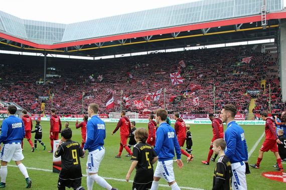 FCK-Fans können für des Nachwuchsleistungszentrum ihres Vereins spenden.<br />Bild: www.der-betze-brennt.de”><figcaption>FCK-Fans können für des Nachwuchsleistungszentrum ihres Vereins spenden.<br />Bild: www.der-betze-brennt.de</figcaption></figure>
                </div>
                
                <!-- YouTube (Meta-Feld) -->
                
            </div>
        </article>

                <script>
        (function() {
            var root = document.querySelector('.ff-single-news-gallery');
            if (!root) return;
            var slides = root.querySelectorAll('.ff-single-news-gallery-slide');
            var dots = root.querySelectorAll('.ff-single-news-gallery-dot');
            var prev = root.querySelector('.ff-single-news-gallery-prev');
            var next = root.querySelector('.ff-single-news-gallery-next');
            var n = slides.length;
            if (n < 2) return;
            var i = 0;
            function closeAllImgInfo() {
                root.querySelectorAll('.ff-fv-img-info-host.is-info-open').forEach(function(host) {
                    host.classList.remove('is-info-open');
                    var b = host.querySelector('.ff-fv-img-info-btn');
                    var p = host.querySelector('.ff-fv-img-info-panel');
                    if (b) b.setAttribute('aria-expanded', 'false');
                    if (p) p.setAttribute('aria-hidden', 'true');
                });
            }
            function show(idx) {
                closeAllImgInfo();
                i = ((idx % n) + n) % n;
                for (var s = 0; s < n; s++) {
                    if (s === i) slides[s].removeAttribute('hidden'); else slides[s].setAttribute('hidden', '');
                }
                for (var s = 0; s < dots.length; s++) {
                    dots[s].classList.toggle('is-active', s === i);
                    dots[s].setAttribute('aria-selected', s === i ? 'true' : 'false');
                }
            }
            if (prev) prev.addEventListener('click', function() { show(i - 1); });
            if (next) next.addEventListener('click', function() { show(i + 1); });
            for (var d = 0; d < dots.length; d++) {
                (function(di) { dots[di].addEventListener('click', function() { show(di); }); })(d);
            }
        })();
        </script>
        
        <!-- Kommentare -->
                <section class=