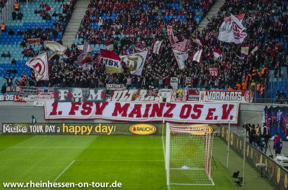 In der Mainzer Fanszene ist man stolz ein eingetragener Verein zu sein.<br />Bild: Rheinhessen-on-tour.de”><figcaption>In der Mainzer Fanszene ist man stolz ein eingetragener Verein zu sein.<br />Bild: Rheinhessen-on-tour.de</figcaption></figure>
                </div>
                
                <!-- YouTube (Meta-Feld) -->
                
            </div>
        </article>

                <script>
        (function() {
            var root = document.querySelector('.ff-single-news-gallery');
            if (!root) return;
            var slides = root.querySelectorAll('.ff-single-news-gallery-slide');
            var dots = root.querySelectorAll('.ff-single-news-gallery-dot');
            var prev = root.querySelector('.ff-single-news-gallery-prev');
            var next = root.querySelector('.ff-single-news-gallery-next');
            var n = slides.length;
            if (n < 2) return;
            var i = 0;
            function closeAllImgInfo() {
                root.querySelectorAll('.ff-fv-img-info-host.is-info-open').forEach(function(host) {
                    host.classList.remove('is-info-open');
                    var b = host.querySelector('.ff-fv-img-info-btn');
                    var p = host.querySelector('.ff-fv-img-info-panel');
                    if (b) b.setAttribute('aria-expanded', 'false');
                    if (p) p.setAttribute('aria-hidden', 'true');
                });
            }
            function show(idx) {
                closeAllImgInfo();
                i = ((idx % n) + n) % n;
                for (var s = 0; s < n; s++) {
                    if (s === i) slides[s].removeAttribute('hidden'); else slides[s].setAttribute('hidden', '');
                }
                for (var s = 0; s < dots.length; s++) {
                    dots[s].classList.toggle('is-active', s === i);
                    dots[s].setAttribute('aria-selected', s === i ? 'true' : 'false');
                }
            }
            if (prev) prev.addEventListener('click', function() { show(i - 1); });
            if (next) next.addEventListener('click', function() { show(i + 1); });
            for (var d = 0; d < dots.length; d++) {
                (function(di) { dots[di].addEventListener('click', function() { show(di); }); })(d);
            }
        })();
        </script>
        
        <!-- Kommentare -->
                <section class=