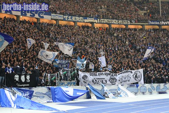 Fahne verschiedener Mönchengladbach Fanclubs aus Berlin in den Händen von Hertha Fans. Bild: Hertha-Inside.com