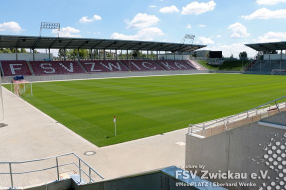 Im Stadion Zwickau wird es keine Fantrennung geben.<br />Bild: FSV Zwickau / www.meinplatz.info”><figcaption>Im Stadion Zwickau wird es keine Fantrennung geben.<br />Bild: FSV Zwickau / www.meinplatz.info</figcaption></figure>
                </div>
                
                <!-- YouTube (Meta-Feld) -->
                
            </div>
        </article>

                <script>
        (function() {
            var root = document.querySelector('.ff-single-news-gallery');
            if (!root) return;
            var slides = root.querySelectorAll('.ff-single-news-gallery-slide');
            var dots = root.querySelectorAll('.ff-single-news-gallery-dot');
            var prev = root.querySelector('.ff-single-news-gallery-prev');
            var next = root.querySelector('.ff-single-news-gallery-next');
            var n = slides.length;
            if (n < 2) return;
            var i = 0;
            function closeAllImgInfo() {
                root.querySelectorAll('.ff-fv-img-info-host.is-info-open').forEach(function(host) {
                    host.classList.remove('is-info-open');
                    var b = host.querySelector('.ff-fv-img-info-btn');
                    var p = host.querySelector('.ff-fv-img-info-panel');
                    if (b) b.setAttribute('aria-expanded', 'false');
                    if (p) p.setAttribute('aria-hidden', 'true');
                });
            }
            function show(idx) {
                closeAllImgInfo();
                i = ((idx % n) + n) % n;
                for (var s = 0; s < n; s++) {
                    if (s === i) slides[s].removeAttribute('hidden'); else slides[s].setAttribute('hidden', '');
                }
                for (var s = 0; s < dots.length; s++) {
                    dots[s].classList.toggle('is-active', s === i);
                    dots[s].setAttribute('aria-selected', s === i ? 'true' : 'false');
                }
            }
            if (prev) prev.addEventListener('click', function() { show(i - 1); });
            if (next) next.addEventListener('click', function() { show(i + 1); });
            for (var d = 0; d < dots.length; d++) {
                (function(di) { dots[di].addEventListener('click', function() { show(di); }); })(d);
            }
        })();
        </script>
        
        <!-- Kommentare -->
                <section class=