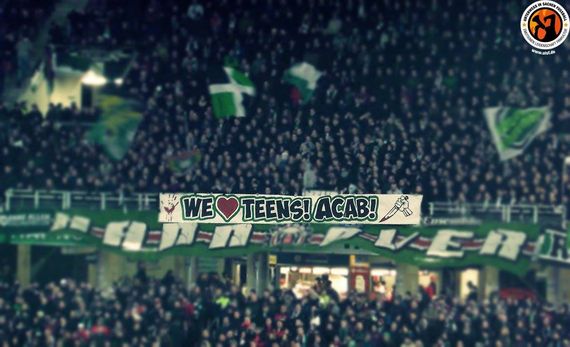 Dieses Plakat sorgte heute für Gerichtsurteile.<br />Bild: Unterwegs in Sachen Fussball – www.uisf.de”><figcaption>Dieses Plakat sorgte heute für Gerichtsurteile.<br />Bild: Unterwegs in Sachen Fussball – www.uisf.de</figcaption></figure>
                </div>
                
                <!-- YouTube (Meta-Feld) -->
                
            </div>
        </article>

                <script>
        (function() {
            var root = document.querySelector('.ff-single-news-gallery');
            if (!root) return;
            var slides = root.querySelectorAll('.ff-single-news-gallery-slide');
            var dots = root.querySelectorAll('.ff-single-news-gallery-dot');
            var prev = root.querySelector('.ff-single-news-gallery-prev');
            var next = root.querySelector('.ff-single-news-gallery-next');
            var n = slides.length;
            if (n < 2) return;
            var i = 0;
            function closeAllImgInfo() {
                root.querySelectorAll('.ff-fv-img-info-host.is-info-open').forEach(function(host) {
                    host.classList.remove('is-info-open');
                    var b = host.querySelector('.ff-fv-img-info-btn');
                    var p = host.querySelector('.ff-fv-img-info-panel');
                    if (b) b.setAttribute('aria-expanded', 'false');
                    if (p) p.setAttribute('aria-hidden', 'true');
                });
            }
            function show(idx) {
                closeAllImgInfo();
                i = ((idx % n) + n) % n;
                for (var s = 0; s < n; s++) {
                    if (s === i) slides[s].removeAttribute('hidden'); else slides[s].setAttribute('hidden', '');
                }
                for (var s = 0; s < dots.length; s++) {
                    dots[s].classList.toggle('is-active', s === i);
                    dots[s].setAttribute('aria-selected', s === i ? 'true' : 'false');
                }
            }
            if (prev) prev.addEventListener('click', function() { show(i - 1); });
            if (next) next.addEventListener('click', function() { show(i + 1); });
            for (var d = 0; d < dots.length; d++) {
                (function(di) { dots[di].addEventListener('click', function() { show(di); }); })(d);
            }
        })();
        </script>
        
        <!-- Kommentare -->
                <section class=