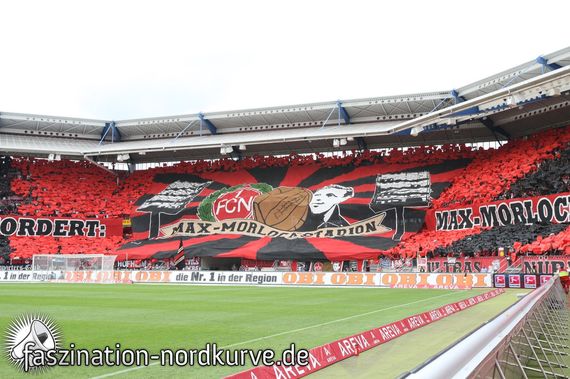 In der Fanszene kämpft man seit Jahren für den Namen Max-Morlock-Stadion.<br />Bild: Faszination-Nordkurve.de”><figcaption>In der Fanszene kämpft man seit Jahren für den Namen Max-Morlock-Stadion.<br />Bild: Faszination-Nordkurve.de</figcaption></figure>
                </div>
                
                <!-- YouTube (Meta-Feld) -->
                
            </div>
        </article>

                <script>
        (function() {
            var root = document.querySelector('.ff-single-news-gallery');
            if (!root) return;
            var slides = root.querySelectorAll('.ff-single-news-gallery-slide');
            var dots = root.querySelectorAll('.ff-single-news-gallery-dot');
            var prev = root.querySelector('.ff-single-news-gallery-prev');
            var next = root.querySelector('.ff-single-news-gallery-next');
            var n = slides.length;
            if (n < 2) return;
            var i = 0;
            function closeAllImgInfo() {
                root.querySelectorAll('.ff-fv-img-info-host.is-info-open').forEach(function(host) {
                    host.classList.remove('is-info-open');
                    var b = host.querySelector('.ff-fv-img-info-btn');
                    var p = host.querySelector('.ff-fv-img-info-panel');
                    if (b) b.setAttribute('aria-expanded', 'false');
                    if (p) p.setAttribute('aria-hidden', 'true');
                });
            }
            function show(idx) {
                closeAllImgInfo();
                i = ((idx % n) + n) % n;
                for (var s = 0; s < n; s++) {
                    if (s === i) slides[s].removeAttribute('hidden'); else slides[s].setAttribute('hidden', '');
                }
                for (var s = 0; s < dots.length; s++) {
                    dots[s].classList.toggle('is-active', s === i);
                    dots[s].setAttribute('aria-selected', s === i ? 'true' : 'false');
                }
            }
            if (prev) prev.addEventListener('click', function() { show(i - 1); });
            if (next) next.addEventListener('click', function() { show(i + 1); });
            for (var d = 0; d < dots.length; d++) {
                (function(di) { dots[di].addEventListener('click', function() { show(di); }); })(d);
            }
        })();
        </script>
        
        <!-- Kommentare -->
                <section class=