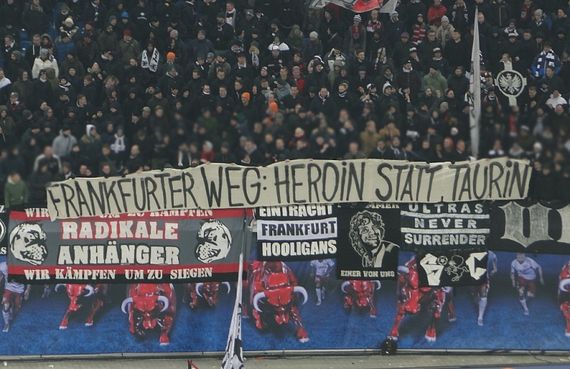 Spruchband der Eintracht Fans im Gästeblock in Leipzig.<br />Bild: Eintracht-Online.net”><figcaption>Spruchband der Eintracht Fans im Gästeblock in Leipzig.<br />Bild: Eintracht-Online.net</figcaption></figure>
                </div>
                
                <!-- YouTube (Meta-Feld) -->
                
            </div>
        </article>

                <script>
        (function() {
            var root = document.querySelector('.ff-single-news-gallery');
            if (!root) return;
            var slides = root.querySelectorAll('.ff-single-news-gallery-slide');
            var dots = root.querySelectorAll('.ff-single-news-gallery-dot');
            var prev = root.querySelector('.ff-single-news-gallery-prev');
            var next = root.querySelector('.ff-single-news-gallery-next');
            var n = slides.length;
            if (n < 2) return;
            var i = 0;
            function closeAllImgInfo() {
                root.querySelectorAll('.ff-fv-img-info-host.is-info-open').forEach(function(host) {
                    host.classList.remove('is-info-open');
                    var b = host.querySelector('.ff-fv-img-info-btn');
                    var p = host.querySelector('.ff-fv-img-info-panel');
                    if (b) b.setAttribute('aria-expanded', 'false');
                    if (p) p.setAttribute('aria-hidden', 'true');
                });
            }
            function show(idx) {
                closeAllImgInfo();
                i = ((idx % n) + n) % n;
                for (var s = 0; s < n; s++) {
                    if (s === i) slides[s].removeAttribute('hidden'); else slides[s].setAttribute('hidden', '');
                }
                for (var s = 0; s < dots.length; s++) {
                    dots[s].classList.toggle('is-active', s === i);
                    dots[s].setAttribute('aria-selected', s === i ? 'true' : 'false');
                }
            }
            if (prev) prev.addEventListener('click', function() { show(i - 1); });
            if (next) next.addEventListener('click', function() { show(i + 1); });
            for (var d = 0; d < dots.length; d++) {
                (function(di) { dots[di].addEventListener('click', function() { show(di); }); })(d);
            }
        })();
        </script>
        
        <!-- Kommentare -->
                <section class=