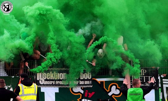 Pyroshow der Werder Fans in Lotte.<br />Bild: www.uisf.de”><figcaption>Pyroshow der Werder Fans in Lotte.<br />Bild: www.uisf.de</figcaption></figure>
<figure><img decoding=