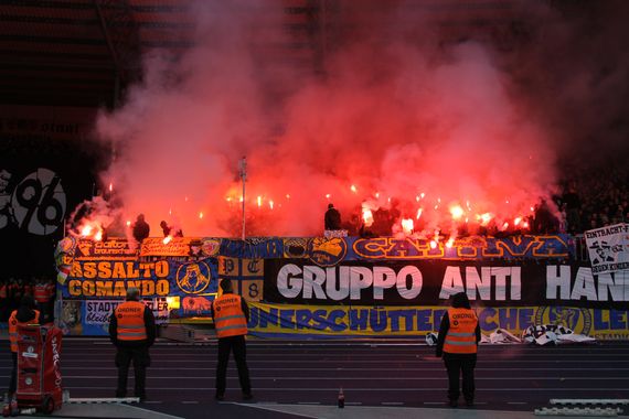 Pyroaktion beim Niedersachsenderby.<br />Bild: Braunschweig1895.de”><figcaption>Pyroaktion beim Niedersachsenderby.<br />Bild: Braunschweig1895.de</figcaption></figure>
<figure><img decoding=