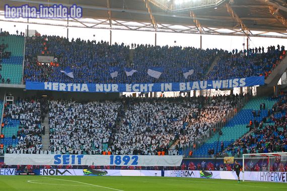 Proteste gegen die pinken Trikots ziehen sich durch die gesamte Saison.<br />Bild: Hertha-Inside.com”><figcaption>Proteste gegen die pinken Trikots ziehen sich durch die gesamte Saison.<br />Bild: Hertha-Inside.com</figcaption></figure>
<figure><img decoding=