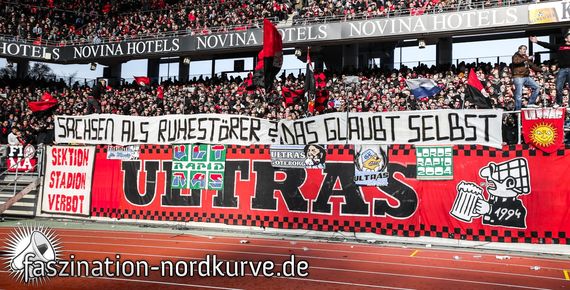 Spruchband der Ultras Nürnberg vor der Fahnenpräsentation. Bild: Faszination-Nordkurve.de