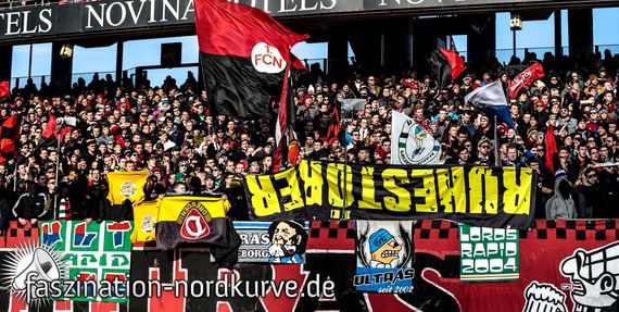 Die Rhestörer Zaunfahne in der Nordkurve Nürnberg. Bild: Faszination-Nordkurve.de