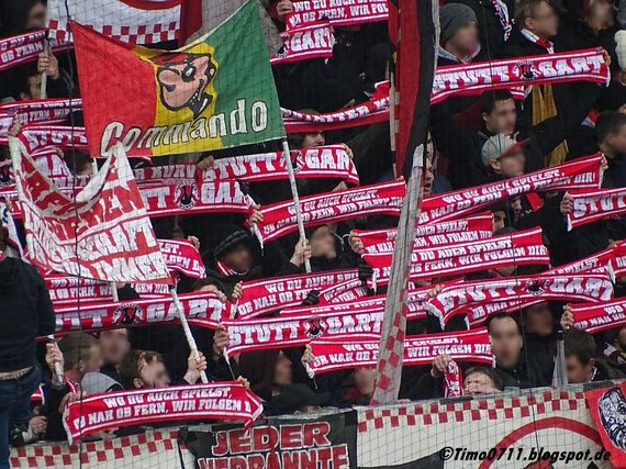 Die einheitlichen Schals der Sonderzugfahrer aus Stuttgart. Bild: timo0711.blogspot.de