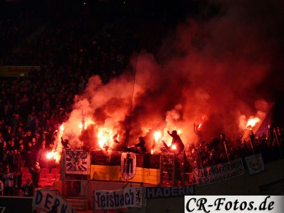 Auswärts traten Ultras von 1860 München zuletzt auch ohne Gruppenname auf.<br />Bild: CR-Fotos.de / Claude Rapp”><figcaption>Auswärts traten Ultras von 1860 München zuletzt auch ohne Gruppenname auf.<br />Bild: CR-Fotos.de / Claude Rapp</figcaption></figure>
<figure><img decoding=