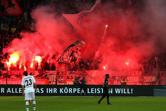 Diese Pyroaktion sorgte in Leverkusen für reichlich Gesprächsstoff.<br />Bild: Dirk Päffgen”><figcaption>Diese Pyroaktion sorgte in Leverkusen für reichlich Gesprächsstoff.<br />Bild: Dirk Päffgen</figcaption></figure>
                </div>
                
                <!-- YouTube (Meta-Feld) -->
                
            </div>
        </article>

                <script>
        (function() {
            var root = document.querySelector('.ff-single-news-gallery');
            if (!root) return;
            var slides = root.querySelectorAll('.ff-single-news-gallery-slide');
            var dots = root.querySelectorAll('.ff-single-news-gallery-dot');
            var prev = root.querySelector('.ff-single-news-gallery-prev');
            var next = root.querySelector('.ff-single-news-gallery-next');
            var n = slides.length;
            if (n < 2) return;
            var i = 0;
            function closeAllImgInfo() {
                root.querySelectorAll('.ff-fv-img-info-host.is-info-open').forEach(function(host) {
                    host.classList.remove('is-info-open');
                    var b = host.querySelector('.ff-fv-img-info-btn');
                    var p = host.querySelector('.ff-fv-img-info-panel');
                    if (b) b.setAttribute('aria-expanded', 'false');
                    if (p) p.setAttribute('aria-hidden', 'true');
                });
            }
            function show(idx) {
                closeAllImgInfo();
                i = ((idx % n) + n) % n;
                for (var s = 0; s < n; s++) {
                    if (s === i) slides[s].removeAttribute('hidden'); else slides[s].setAttribute('hidden', '');
                }
                for (var s = 0; s < dots.length; s++) {
                    dots[s].classList.toggle('is-active', s === i);
                    dots[s].setAttribute('aria-selected', s === i ? 'true' : 'false');
                }
            }
            if (prev) prev.addEventListener('click', function() { show(i - 1); });
            if (next) next.addEventListener('click', function() { show(i + 1); });
            for (var d = 0; d < dots.length; d++) {
                (function(di) { dots[di].addEventListener('click', function() { show(di); }); })(d);
            }
        })();
        </script>
        
        <!-- Kommentare -->
                <section class=