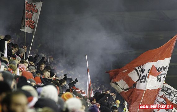Umstrittene Pyroaktion auf der Nordtribüne Freiburg beim Heimspiel gegen Bayern München.<br />Bild: nur-der-scf.de”><figcaption>Umstrittene Pyroaktion auf der Nordtribüne Freiburg beim Heimspiel gegen Bayern München.<br />Bild: nur-der-scf.de</figcaption></figure>
                </div>
                
                <!-- YouTube (Meta-Feld) -->
                
            </div>
        </article>

                <script>
        (function() {
            var root = document.querySelector('.ff-single-news-gallery');
            if (!root) return;
            var slides = root.querySelectorAll('.ff-single-news-gallery-slide');
            var dots = root.querySelectorAll('.ff-single-news-gallery-dot');
            var prev = root.querySelector('.ff-single-news-gallery-prev');
            var next = root.querySelector('.ff-single-news-gallery-next');
            var n = slides.length;
            if (n < 2) return;
            var i = 0;
            function closeAllImgInfo() {
                root.querySelectorAll('.ff-fv-img-info-host.is-info-open').forEach(function(host) {
                    host.classList.remove('is-info-open');
                    var b = host.querySelector('.ff-fv-img-info-btn');
                    var p = host.querySelector('.ff-fv-img-info-panel');
                    if (b) b.setAttribute('aria-expanded', 'false');
                    if (p) p.setAttribute('aria-hidden', 'true');
                });
            }
            function show(idx) {
                closeAllImgInfo();
                i = ((idx % n) + n) % n;
                for (var s = 0; s < n; s++) {
                    if (s === i) slides[s].removeAttribute('hidden'); else slides[s].setAttribute('hidden', '');
                }
                for (var s = 0; s < dots.length; s++) {
                    dots[s].classList.toggle('is-active', s === i);
                    dots[s].setAttribute('aria-selected', s === i ? 'true' : 'false');
                }
            }
            if (prev) prev.addEventListener('click', function() { show(i - 1); });
            if (next) next.addEventListener('click', function() { show(i + 1); });
            for (var d = 0; d < dots.length; d++) {
                (function(di) { dots[di].addEventListener('click', function() { show(di); }); })(d);
            }
        })();
        </script>
        
        <!-- Kommentare -->
                <section class=