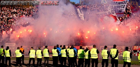 Pyroaktion der VfB Stuttgart Fans in Karlsruhe.<br />Bild: Cannstatter-Kurve.de”><figcaption>Pyroaktion der VfB Stuttgart Fans in Karlsruhe.<br />Bild: Cannstatter-Kurve.de</figcaption></figure>
<figure><img decoding=