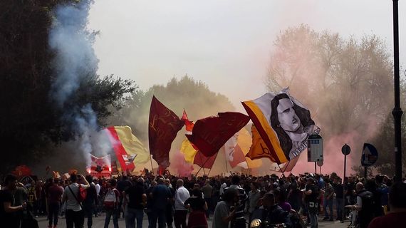 AS Rom Ultras beim Boykott des letzten Römer Derbys.<br />Bild: privat“><figcaption>AS Rom Ultras beim Boykott des letzten Römer Derbys.<br />Bild: privat</figcaption></figure>
            </div>

                    </article>

                <section class=
