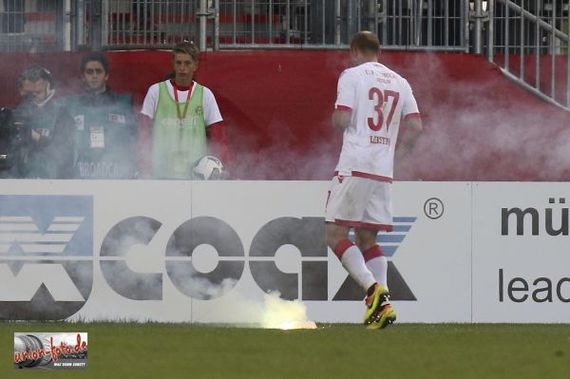 Pyro der Union Berlin Fans landete in Würzburg auf dem Rasen.<br />Bild: union-foto-hupe.de”><figcaption>Pyro der Union Berlin Fans landete in Würzburg auf dem Rasen.<br />Bild: union-foto-hupe.de</figcaption></figure>
<figure><img decoding=