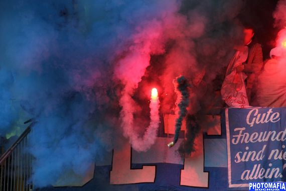 Pyroaktion der Bochum-Fans in Bielefeld.<br />Bild: Photomafia-Bochum.de”><figcaption>Pyroaktion der Bochum-Fans in Bielefeld.<br />Bild: Photomafia-Bochum.de</figcaption></figure>
<figure><img decoding=