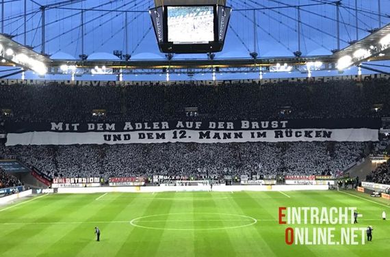 Die Choreografie in der Nordwestkurve Frankfurt.<br />Bild: Eintracht-Online.net”><figcaption>Die Choreografie in der Nordwestkurve Frankfurt.<br />Bild: Eintracht-Online.net</figcaption></figure>
<figure><img decoding=
