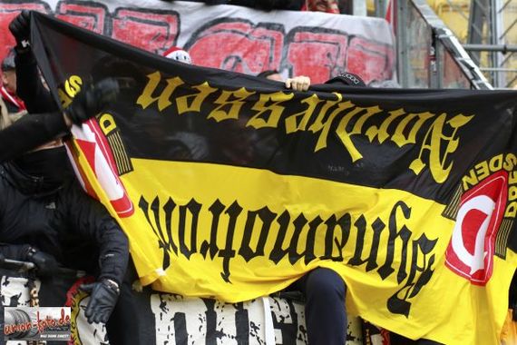 Die Dynamofront Nordhessen Zaunfahne in Händen der Union Fans.<br />Bild: union-foto.de”><figcaption>Die Dynamofront Nordhessen Zaunfahne in Händen der Union Fans.<br />Bild: union-foto.de</figcaption></figure>
<figure><img decoding=