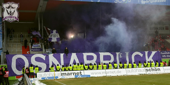 Nach dieser Pyroshow wurde einem VfL Osnabrück Fan die Organisation der Aktion vorgeworfen.<br />Bild: VioletCrew.de”><figcaption>Nach dieser Pyroshow wurde einem VfL Osnabrück Fan die Organisation der Aktion vorgeworfen.<br />Bild: VioletCrew.de</figcaption></figure>
                </div>
                
                <!-- YouTube (Meta-Feld) -->
                
            </div>
        </article>

                <script>
        (function() {
            var root = document.querySelector('.ff-single-news-gallery');
            if (!root) return;
            var slides = root.querySelectorAll('.ff-single-news-gallery-slide');
            var dots = root.querySelectorAll('.ff-single-news-gallery-dot');
            var prev = root.querySelector('.ff-single-news-gallery-prev');
            var next = root.querySelector('.ff-single-news-gallery-next');
            var n = slides.length;
            if (n < 2) return;
            var i = 0;
            function closeAllImgInfo() {
                root.querySelectorAll('.ff-fv-img-info-host.is-info-open').forEach(function(host) {
                    host.classList.remove('is-info-open');
                    var b = host.querySelector('.ff-fv-img-info-btn');
                    var p = host.querySelector('.ff-fv-img-info-panel');
                    if (b) b.setAttribute('aria-expanded', 'false');
                    if (p) p.setAttribute('aria-hidden', 'true');
                });
            }
            function show(idx) {
                closeAllImgInfo();
                i = ((idx % n) + n) % n;
                for (var s = 0; s < n; s++) {
                    if (s === i) slides[s].removeAttribute('hidden'); else slides[s].setAttribute('hidden', '');
                }
                for (var s = 0; s < dots.length; s++) {
                    dots[s].classList.toggle('is-active', s === i);
                    dots[s].setAttribute('aria-selected', s === i ? 'true' : 'false');
                }
            }
            if (prev) prev.addEventListener('click', function() { show(i - 1); });
            if (next) next.addEventListener('click', function() { show(i + 1); });
            for (var d = 0; d < dots.length; d++) {
                (function(di) { dots[di].addEventListener('click', function() { show(di); }); })(d);
            }
        })();
        </script>
        
        <!-- Kommentare -->
                <section class=