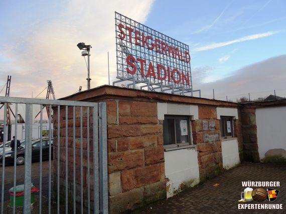 Die Vorfälle ereigneten sich nach Abpfiff im Steigerwaldstadion.<br />Bild: Würzburger Expertenrunde”><figcaption>Die Vorfälle ereigneten sich nach Abpfiff im Steigerwaldstadion.<br />Bild: Würzburger Expertenrunde</figcaption></figure>
                </div>
                
                <!-- YouTube (Meta-Feld) -->
                
            </div>
        </article>

                <script>
        (function() {
            var root = document.querySelector('.ff-single-news-gallery');
            if (!root) return;
            var slides = root.querySelectorAll('.ff-single-news-gallery-slide');
            var dots = root.querySelectorAll('.ff-single-news-gallery-dot');
            var prev = root.querySelector('.ff-single-news-gallery-prev');
            var next = root.querySelector('.ff-single-news-gallery-next');
            var n = slides.length;
            if (n < 2) return;
            var i = 0;
            function closeAllImgInfo() {
                root.querySelectorAll('.ff-fv-img-info-host.is-info-open').forEach(function(host) {
                    host.classList.remove('is-info-open');
                    var b = host.querySelector('.ff-fv-img-info-btn');
                    var p = host.querySelector('.ff-fv-img-info-panel');
                    if (b) b.setAttribute('aria-expanded', 'false');
                    if (p) p.setAttribute('aria-hidden', 'true');
                });
            }
            function show(idx) {
                closeAllImgInfo();
                i = ((idx % n) + n) % n;
                for (var s = 0; s < n; s++) {
                    if (s === i) slides[s].removeAttribute('hidden'); else slides[s].setAttribute('hidden', '');
                }
                for (var s = 0; s < dots.length; s++) {
                    dots[s].classList.toggle('is-active', s === i);
                    dots[s].setAttribute('aria-selected', s === i ? 'true' : 'false');
                }
            }
            if (prev) prev.addEventListener('click', function() { show(i - 1); });
            if (next) next.addEventListener('click', function() { show(i + 1); });
            for (var d = 0; d < dots.length; d++) {
                (function(di) { dots[di].addEventListener('click', function() { show(di); }); })(d);
            }
        })();
        </script>
        
        <!-- Kommentare -->
                <section class=