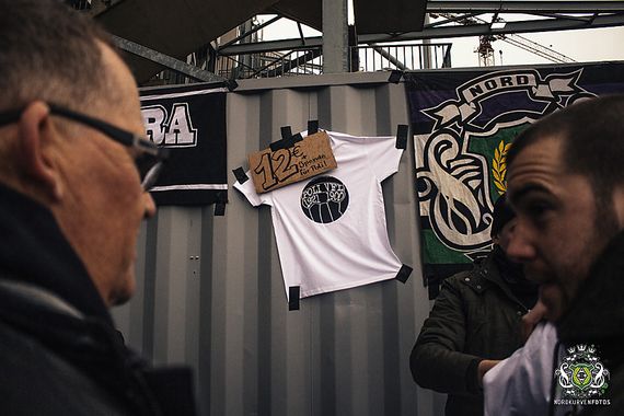 Am Samstag verkauften die Mönchengladbacher Ultras ein Soli-Shirt für die befreundeten Ultras des ASU Politehnica aus Timisoara.  Bild: nordkurvenfotos.de