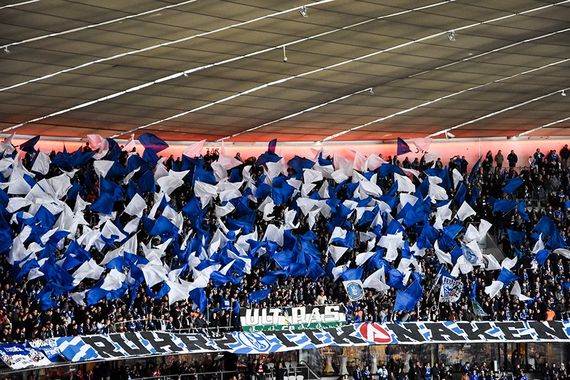 Fahnenmeer im Gästeblock der Fröttmaninger Arena. Bild: Ultras-GE.de