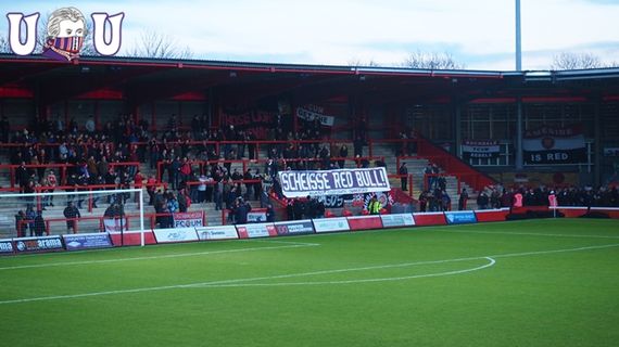 Spruchband der FCUM-Fans gegen Red Bull. Bild: Ultras.at
