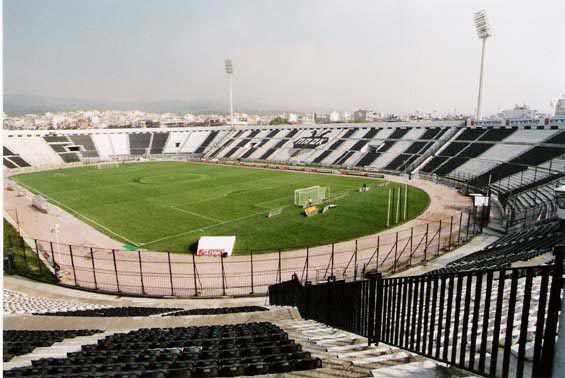 Im Gästeblock im Toumba-Stadion sind Fans aus Mazedonien unerwünscht. <br />Bild: O. Leisner”><figcaption>Im Gästeblock im Toumba-Stadion sind Fans aus Mazedonien unerwünscht. <br />Bild: O. Leisner</figcaption></figure>
                </div>
                
                <!-- YouTube (Meta-Feld) -->
                
            </div>
        </article>

                <script>
        (function() {
            var root = document.querySelector('.ff-single-news-gallery');
            if (!root) return;
            var slides = root.querySelectorAll('.ff-single-news-gallery-slide');
            var dots = root.querySelectorAll('.ff-single-news-gallery-dot');
            var prev = root.querySelector('.ff-single-news-gallery-prev');
            var next = root.querySelector('.ff-single-news-gallery-next');
            var n = slides.length;
            if (n < 2) return;
            var i = 0;
            function closeAllImgInfo() {
                root.querySelectorAll('.ff-fv-img-info-host.is-info-open').forEach(function(host) {
                    host.classList.remove('is-info-open');
                    var b = host.querySelector('.ff-fv-img-info-btn');
                    var p = host.querySelector('.ff-fv-img-info-panel');
                    if (b) b.setAttribute('aria-expanded', 'false');
                    if (p) p.setAttribute('aria-hidden', 'true');
                });
            }
            function show(idx) {
                closeAllImgInfo();
                i = ((idx % n) + n) % n;
                for (var s = 0; s < n; s++) {
                    if (s === i) slides[s].removeAttribute('hidden'); else slides[s].setAttribute('hidden', '');
                }
                for (var s = 0; s < dots.length; s++) {
                    dots[s].classList.toggle('is-active', s === i);
                    dots[s].setAttribute('aria-selected', s === i ? 'true' : 'false');
                }
            }
            if (prev) prev.addEventListener('click', function() { show(i - 1); });
            if (next) next.addEventListener('click', function() { show(i + 1); });
            for (var d = 0; d < dots.length; d++) {
                (function(di) { dots[di].addEventListener('click', function() { show(di); }); })(d);
            }
        })();
        </script>
        
        <!-- Kommentare -->
                <section class=