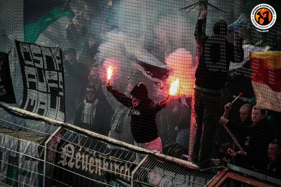 In Osnabrück zündeten Preußen Fans mehrmals Pyrotechnik.<br />Bild: Unterwegs in Sachen Fussball – www.uisf.de”><figcaption>In Osnabrück zündeten Preußen Fans mehrmals Pyrotechnik.<br />Bild: Unterwegs in Sachen Fussball – www.uisf.de</figcaption></figure>
                </div>
                
                <!-- YouTube (Meta-Feld) -->
                
            </div>
        </article>

                <script>
        (function() {
            var root = document.querySelector('.ff-single-news-gallery');
            if (!root) return;
            var slides = root.querySelectorAll('.ff-single-news-gallery-slide');
            var dots = root.querySelectorAll('.ff-single-news-gallery-dot');
            var prev = root.querySelector('.ff-single-news-gallery-prev');
            var next = root.querySelector('.ff-single-news-gallery-next');
            var n = slides.length;
            if (n < 2) return;
            var i = 0;
            function closeAllImgInfo() {
                root.querySelectorAll('.ff-fv-img-info-host.is-info-open').forEach(function(host) {
                    host.classList.remove('is-info-open');
                    var b = host.querySelector('.ff-fv-img-info-btn');
                    var p = host.querySelector('.ff-fv-img-info-panel');
                    if (b) b.setAttribute('aria-expanded', 'false');
                    if (p) p.setAttribute('aria-hidden', 'true');
                });
            }
            function show(idx) {
                closeAllImgInfo();
                i = ((idx % n) + n) % n;
                for (var s = 0; s < n; s++) {
                    if (s === i) slides[s].removeAttribute('hidden'); else slides[s].setAttribute('hidden', '');
                }
                for (var s = 0; s < dots.length; s++) {
                    dots[s].classList.toggle('is-active', s === i);
                    dots[s].setAttribute('aria-selected', s === i ? 'true' : 'false');
                }
            }
            if (prev) prev.addEventListener('click', function() { show(i - 1); });
            if (next) next.addEventListener('click', function() { show(i + 1); });
            for (var d = 0; d < dots.length; d++) {
                (function(di) { dots[di].addEventListener('click', function() { show(di); }); })(d);
            }
        })();
        </script>
        
        <!-- Kommentare -->
                <section class=